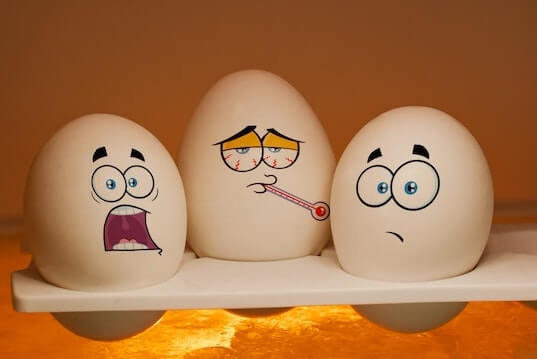Tre uova con il guscio dipinto, quello centrale è ammalato come riferimento all'ipocondria